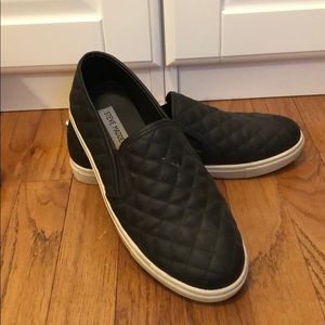 ‘Ecentrcq Black’ Steve Madden Slip ons